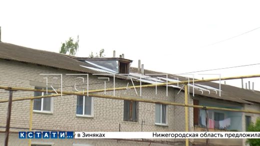 Падение со второго этажа оказалось смертельно для коммунальщика, ремонтировавшего крышу