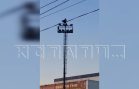 Посетитель торгового центра залез на 20-метровый столб и стал на нём раздеваться
