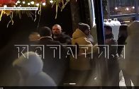 Случайного прохожего, который внезапно отправил в нокаут мужчину, не могут найти Случайного прохожего, который внезапно отправил в нокаут мужчину, не могут найти