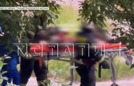 Две школьницы тушили горящего мужчину на детской площадке Две школьницы тушили горящего мужчину на детской площадке
