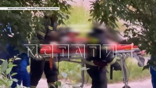 Две школьницы тушили горящего мужчину на детской площадке