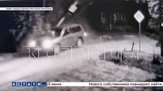 Группа мажоров в неадекватном состоянии на «Лэндкрузере» посшибала столбы в деревне и скрылась