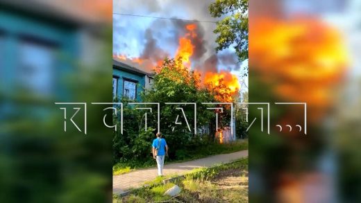 Несколько деревянных домов сгорели в одну ночь в Ленинском районе