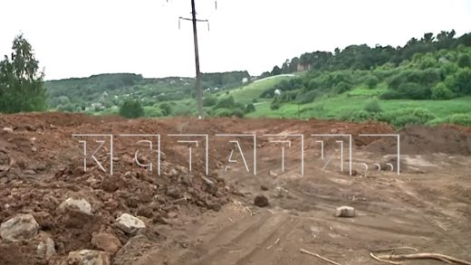 Пойму реки Рахма заваливают грунтом со строительным мусором