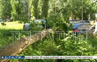 Прямо под камерами видеонаблюдения огромный тополь рухнул и раздавил 4 машины Прямо под камерами видеонаблюдения огромный тополь рухнул и раздавил 4 машины