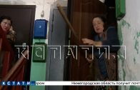 Женщина, годами забивавшая мусором квартиру, с метлой наперевес напала на съёмочную группу