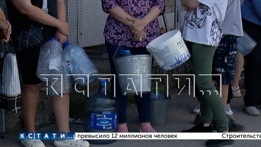 Жители Богородска в очередях ожидают подвоза воды, так как воды ни в водопроводе, ни в магазинах