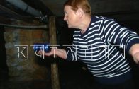 Жители домов, которые могут рухнуть, откачивают воду из подвалов, пока коммунальщики играют в домино Жители домов, которые могут рухнуть, откачивают воду из подвалов, пока коммунальщики играют в домино