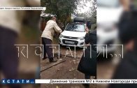 Члены двух садовых товариществ дерутся за одну дорогу, так как каждое считает её своей Члены двух садовых товариществ дерутся за одну дорогу, так как каждое считает её своей