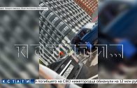 Наглые бензиновые воры среди бела дня, на глазах у прохожих, сливают бензин у припаркованных машин
