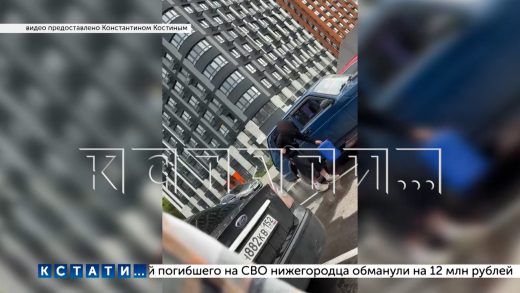 Наглые бензиновые воры среди бела дня, на глазах у прохожих, сливают бензин у припаркованных машин