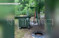 Неадекватный мужчина заблокировал детскую площадку мусорным контейнером на Московском шоссе Неадекватный мужчина заблокировал детскую площадку мусорным контейнером на Московском шоссе