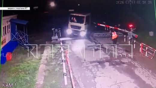 Пьянство дежурнного по переезду жд стало причиной катастрофы поезд протаранил тягач с погрузчиком