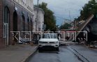 Сорванная крыша перелетела через дорогу, ударила в машины и ресторан, где сидели посетители