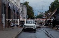 Сорванная крыша перелетела через дорогу, ударила в машины и ресторан, где сидели посетители