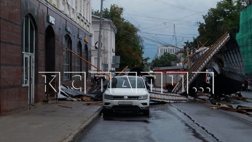 Сорванная крыша перелетела через дорогу, ударила в машины и ресторан, где сидели посетители