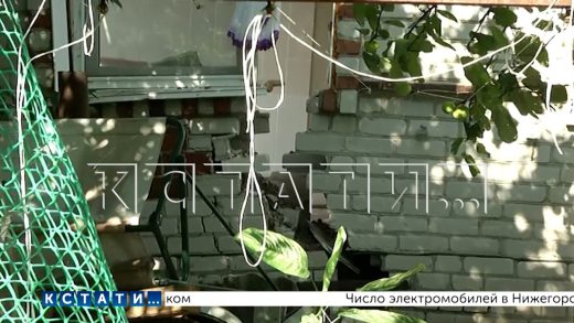 Жилой дом треснул и стал разрушаться из‑за оползня в деревне Новинки