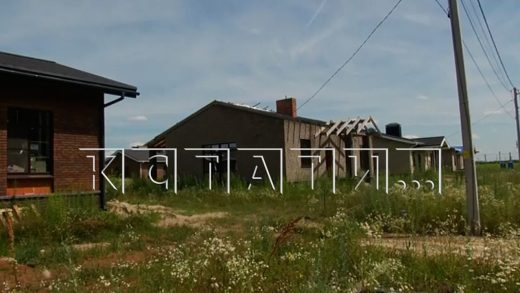 Жители коттеджного посёлка переехали в недостроенные дома и доделывают ремонт вместо застройщика