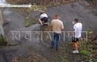Жительницу, которая отказывается покидать аварийный дом, заперли в доме, чтобы не мешала работе