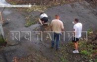 Жительницу, которая отказывается покидать аварийный дом, заперли в доме, чтобы не мешала работе Жительницу, которая отказывается покидать аварийный дом, заперли в доме, чтобы не мешала работе