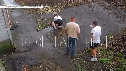 Жительницу, которая отказывается покидать аварийный дом, заперли в доме, чтобы не мешала работе