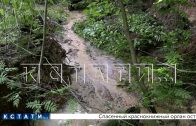 Оползень в деревне Караулово перекинулся с жилых домов на коммуникации Оползень в деревне Караулово перекинулся с жилых домов на коммуникации