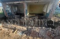 Стена жилого дома рухнула на людей — двое отпрыгнули, один не успел