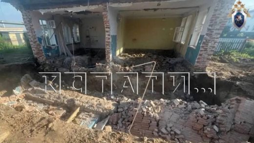 Стена жилого дома рухнула на людей — двое отпрыгнули, один не успел