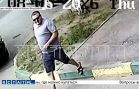 Трогательный насильник нападает на девушек сзади средь бела дня, а потом довольный убегает