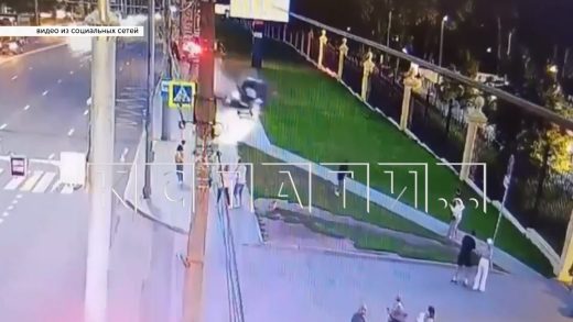 Внедорожник, потерявший управление, на полной скорости протаранил остановку с людьми