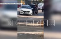 Девушка с кувалдой решила восстановить социальную справедливость, громя дорогие автомобили