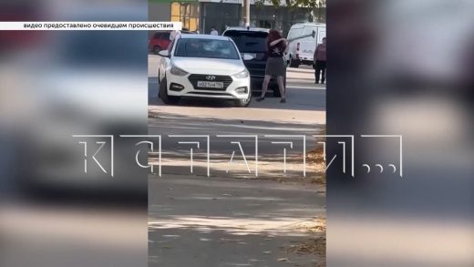 Девушка с кувалдой решила восстановить социальную справедливость, громя дорогие автомобили