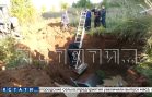 Дорога разверзлась под автомобилем, и машина с людьми упала на глубину 8 метров