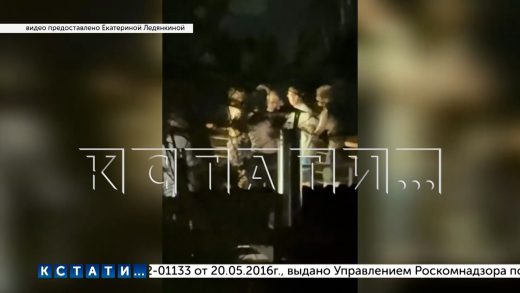 Постояльцы нелегального дома отдыха нападают на жителей деревни, но никто на это не реагирует