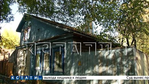 Землёй под частным домом без ведома хозяев завладел застройщик — и теперь выселяет людей из их дома